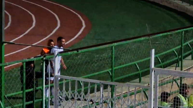 درگیری هواداران گل گهر بر سر پیراهن تیکدری!