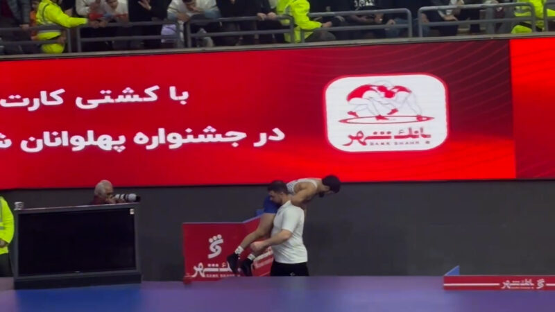 بیرون رفتن جالب ممدوف، کشتی گیر روس استقلال بعد از مصدومیت