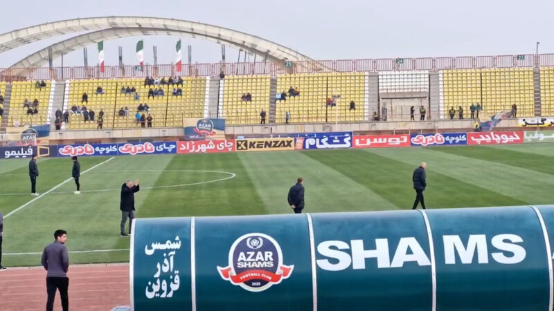 تشویق اسکوچیچ هنگام ورود به زمین از سوی هواداران تیم تراکتور