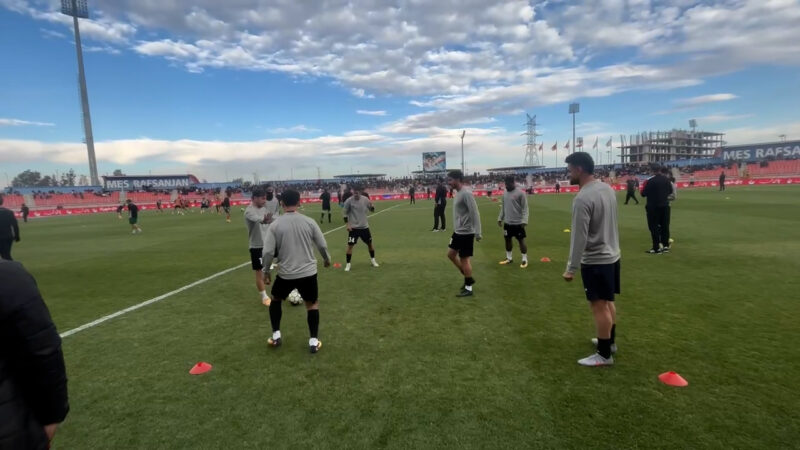 گرم کردن بازیکنان پرسپولیس پیش از شروع دیدار با شمس آذر