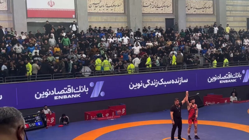 شعار تبانی تبانی از سوی هواداران استقلال به دلیل نیامدن تیم ساری