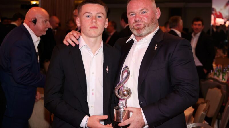 قانون عجیب منچستریونایتد؛ رونی حق پوشیدن کفش خودش را ندارد