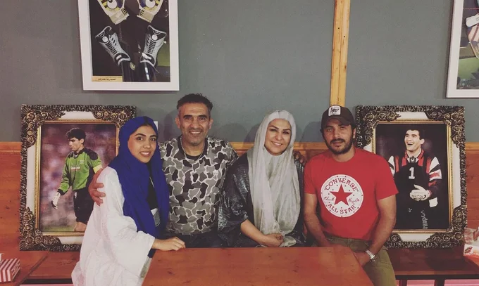 احمدرضا عابدزاده و همسرش با تیپ های دهه شصتی