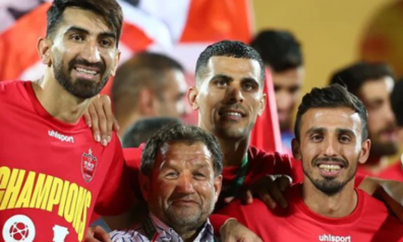 نگاه ورزشی| بوسه سعید صادقی بر دستان پدر