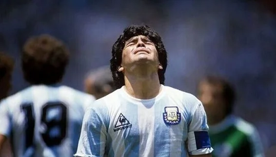 مارادونا بعد از پیروزی مقابل روسیه در ورزشگاه المپیک توکیو؛ سال ۱۳۵۸