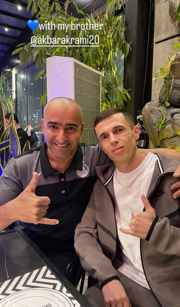 عکس | کمک ویژه آسانی به یک استقلالی؛ از زمین فوتبال تا رفاقت واقعی با تدارکات آبی‌ها