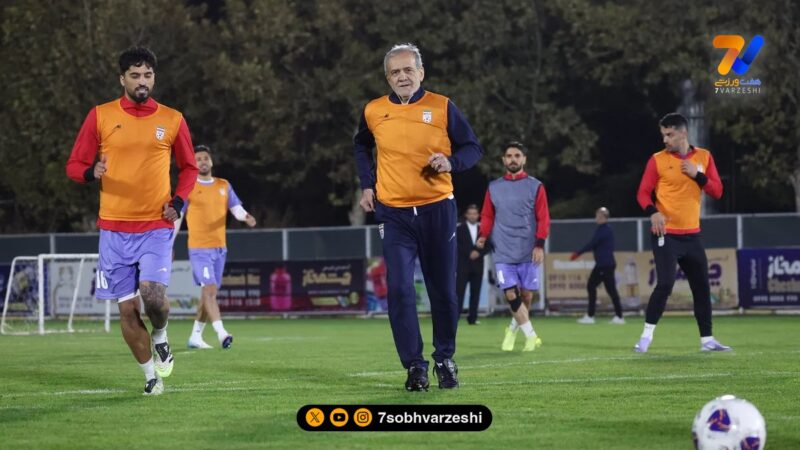 پزشکیان در کنار ملی‌پوشان؛ رئیس‌جمهور پا به توپ شد