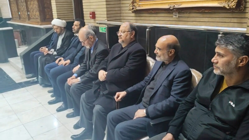 حضور محمد شریعتمداری در مراسم ترحیم برای همدردی با تاجرنیا
