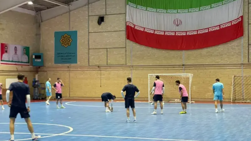 کاپیتان ایران با دماغ چسب زده