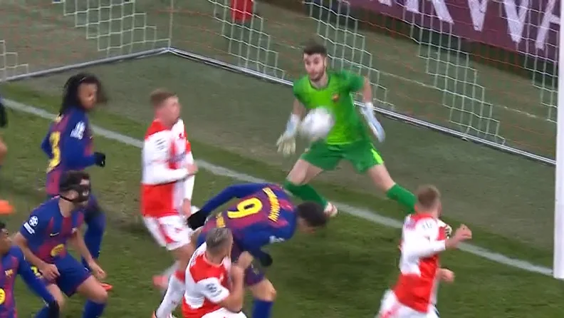 گل دوم اسلاویاپراگ به بارسلونا با گل به خودی لواندوفسکی