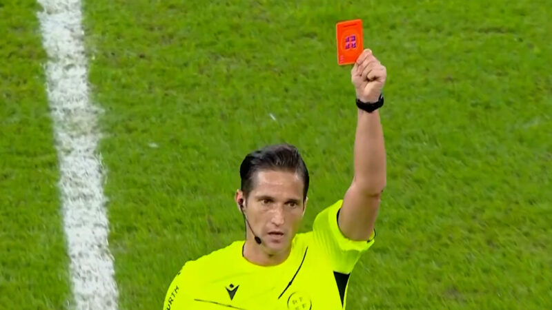 خطای دی یونگ بر روی امباپه و اخراج از زمین بازی