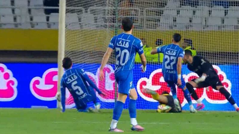 گل اول سپاهان به استقلال؛ گل به خودی آشورماتوف