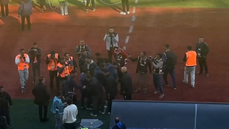 خوش و بش اوسمار و قربانی سرمربیان پرسپولیس و فجرسپاسی پیش از شروع بازی