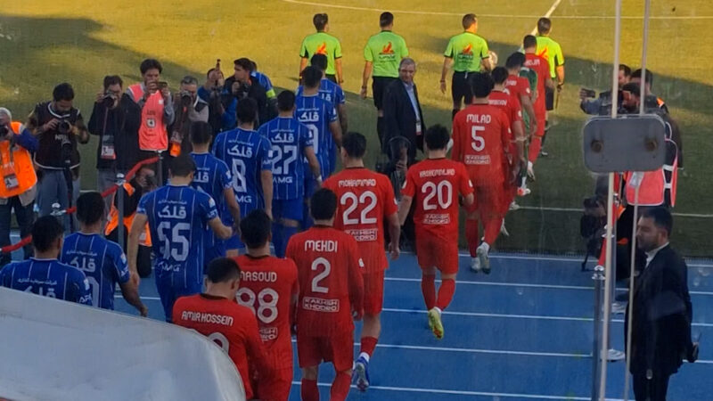 ورود بازیکنان استقلال و تراکتور به مستطیل سبز شهید نصیری