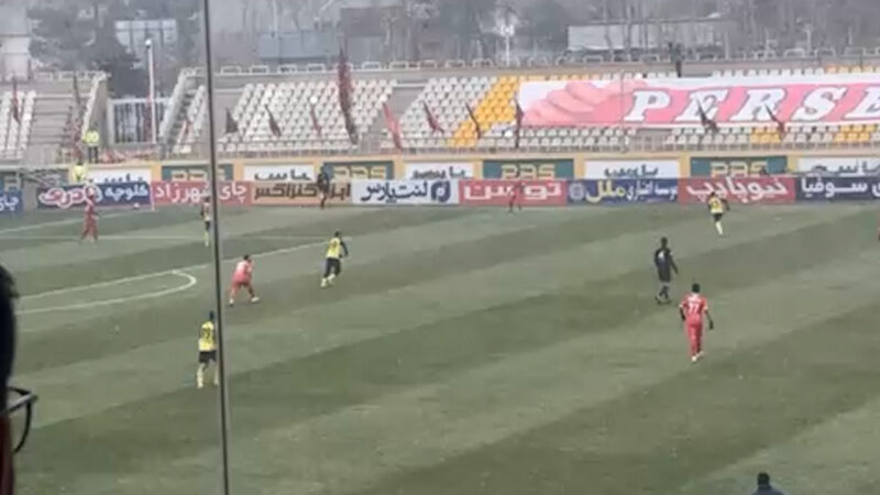 شروع بارش برف در ورزشگاه دستگردی در حاشیه دیدار پرسپولیس – سپاهان