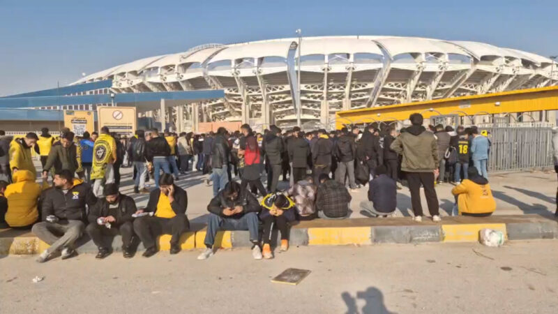 جمعیت هواداران سپاهان برای باز شدن گیت دو ساعت مانده به بازی!