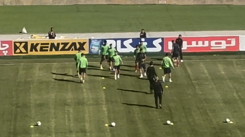 گرم کردن بازیکنان پرسپولیس پیش از بازی با فجرسپاسی