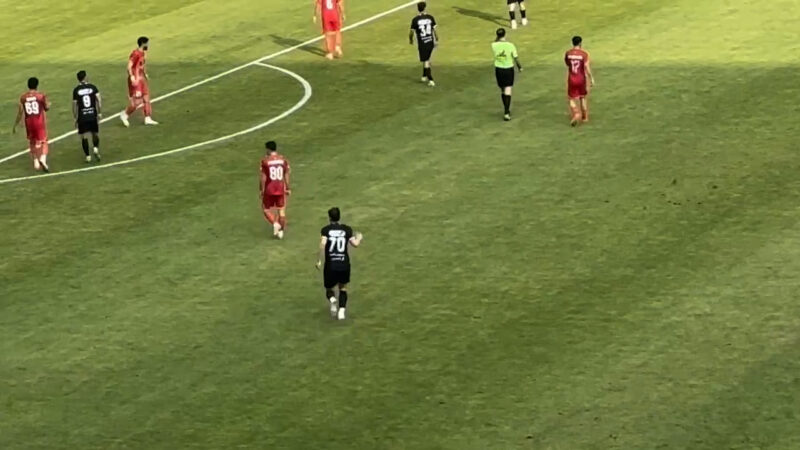 اورونوف از دقایق ابتدایی نیمه اول لنگ لنگان در زمین حضور داشت