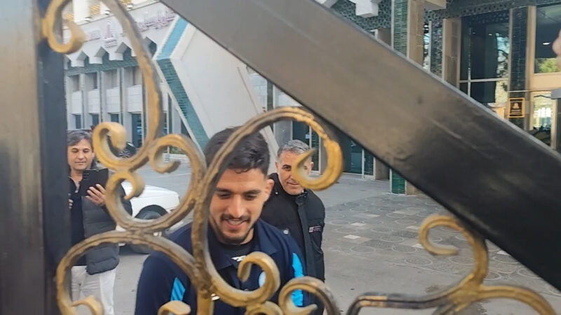 سلفی گرفتن مدافع استقلال با هواداران مقابل هتل