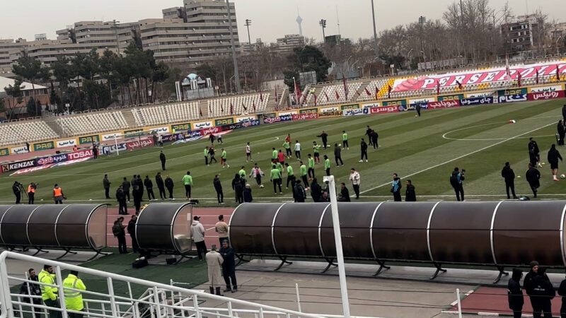 شلوغی بیش از اندازه کنار زمین هنگام گرم کردن بازیکنان دو تیم