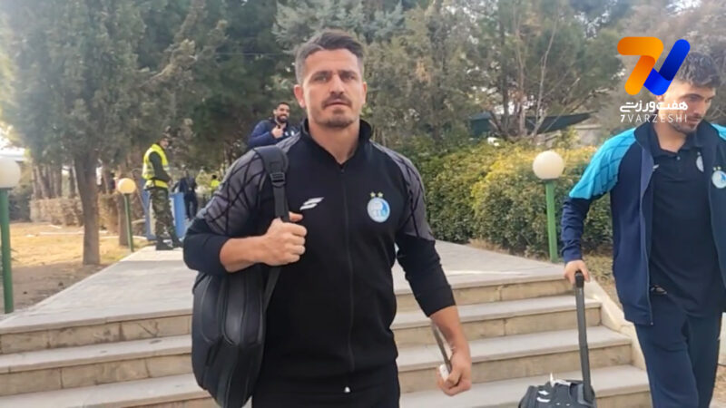 پیش‌بینی وریا غفوری هنگام ورود کاروان استقلال به ورزشگاه فولادشهر