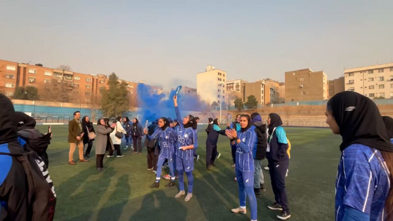 شادی بازیکنان استقلال پس از صعود به لیگ برتر