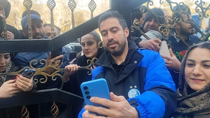 عکس یادگاری خسرو حیدری با هواداران استقلال