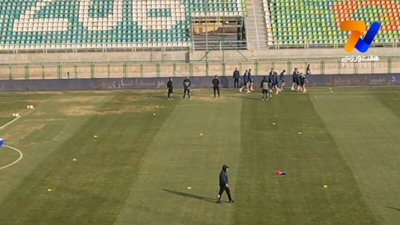 گرم کردن بازیکنان ذوب آهن قبل از دیدار با استقلال