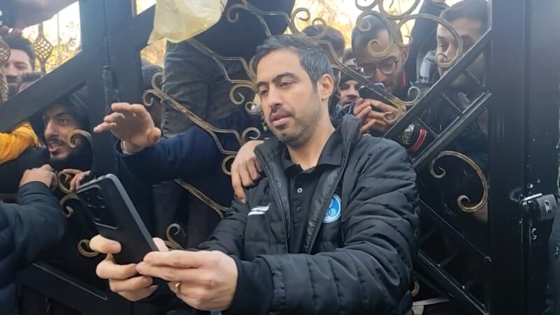 سلفی‌های خسرو حیدری با هواداران استقلال مقابل درب هتل