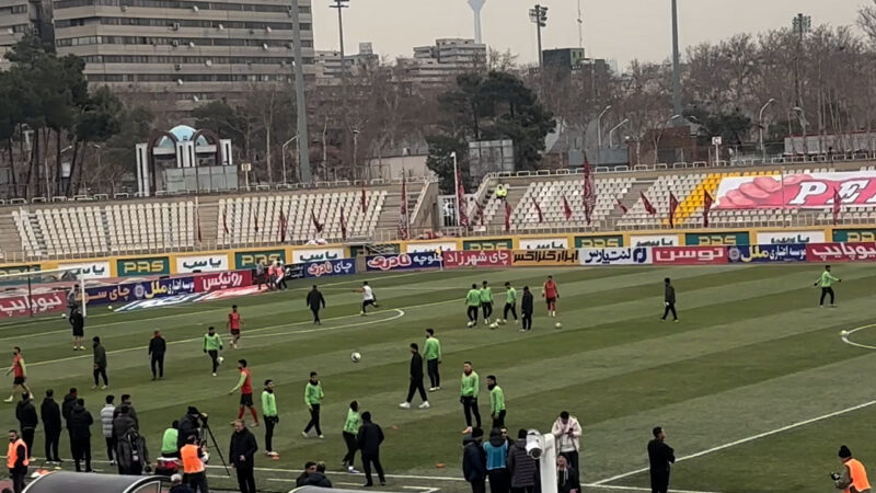 گرم کردن بازیکنان پرسپولیس پیش از شروع دیدار با سپاهان