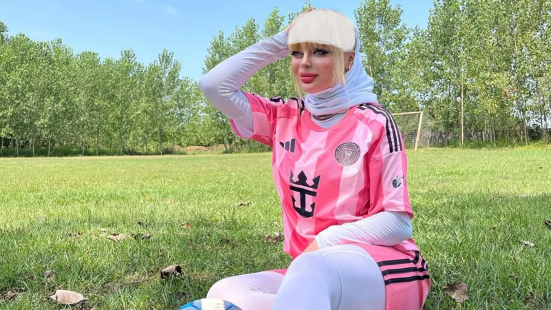 بیوگرافی مونا ثریابین فوتبالیست چهره عروسکی ایرانی + عکس