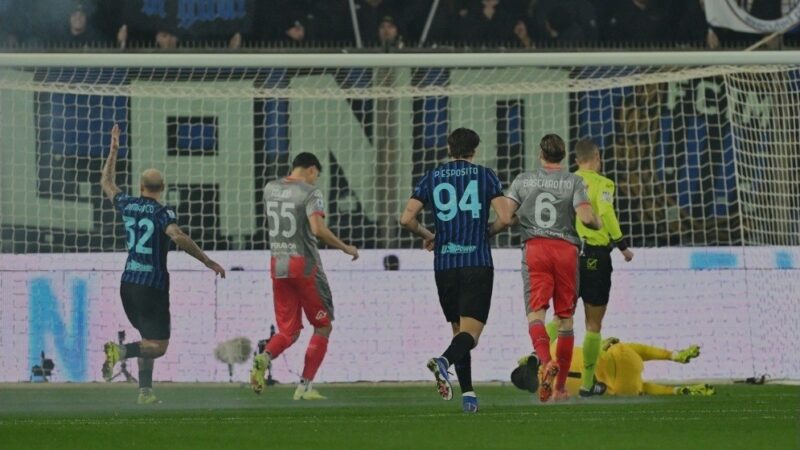 هوادار ۱۹ ساله اینتر پس از پرتاب ترقه به زمین بازداشت شد