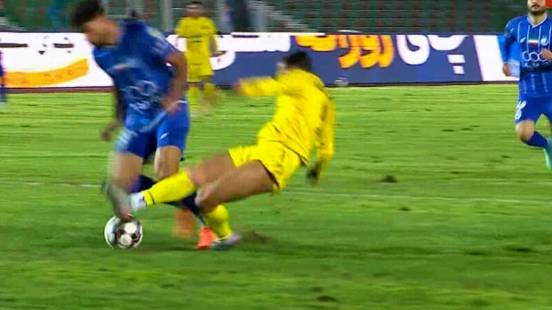 خطای سامان فلاح و اعلام پنالتی برای شمس آذر