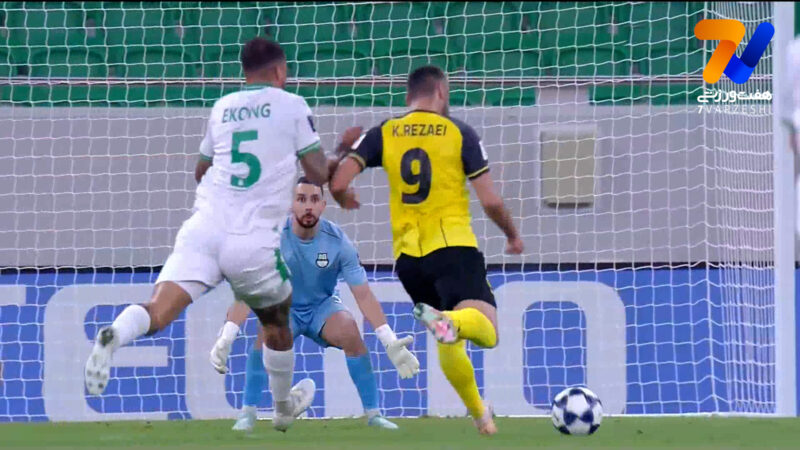 بهترین موقعیت گلزنی سپاهان توسط کاوه رضایی از دست رفت