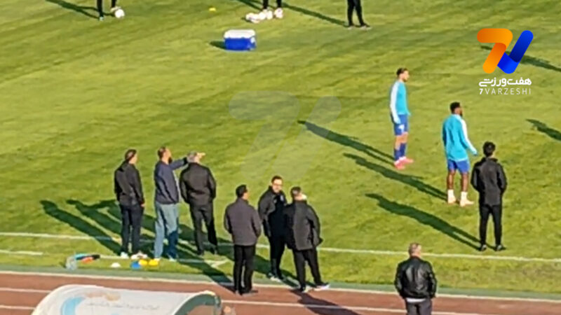 کاپیتان استقلال با لباس شخصی کنار آبی ها