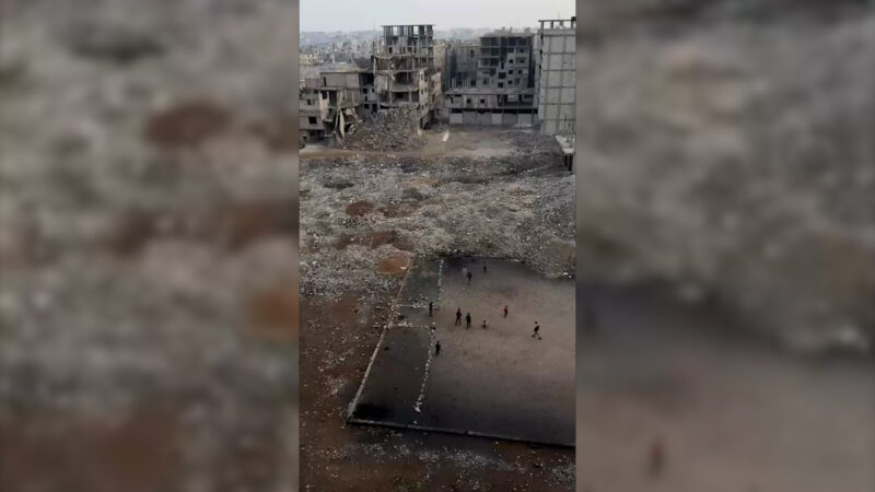 خاص ترین زمین فوتبال جهان؛وقتی جنگ، عشق به فوتبال را نمی کشد