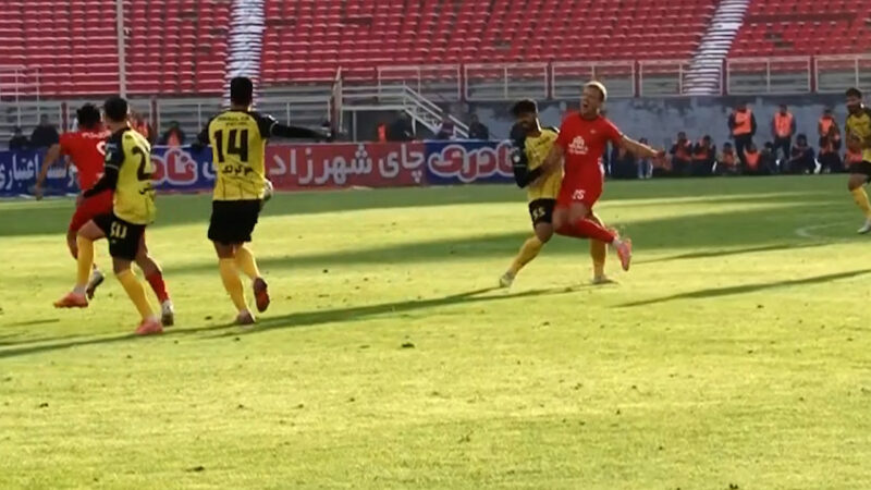 اخراج حزباوی و ده نفره شدن سپاهان مقابل تراکتور