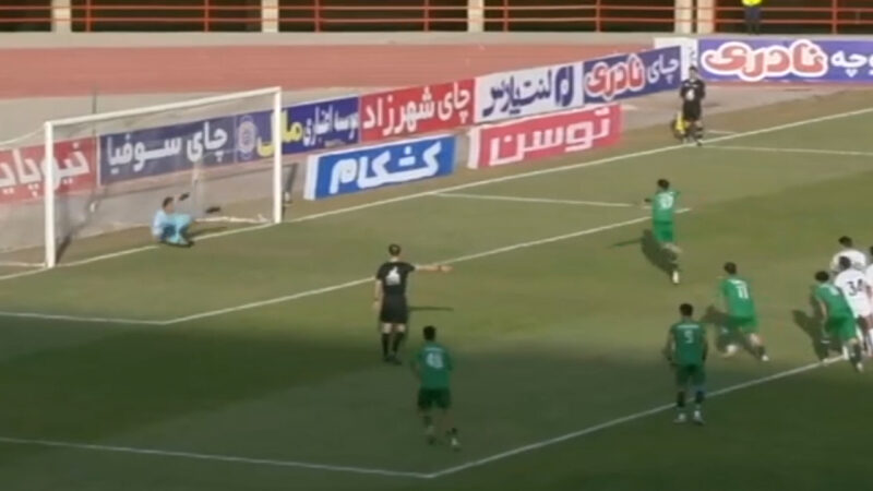 گل اول شمس آذر به مس رفسنجان با ضربه پنالتی ربیع‌زاده