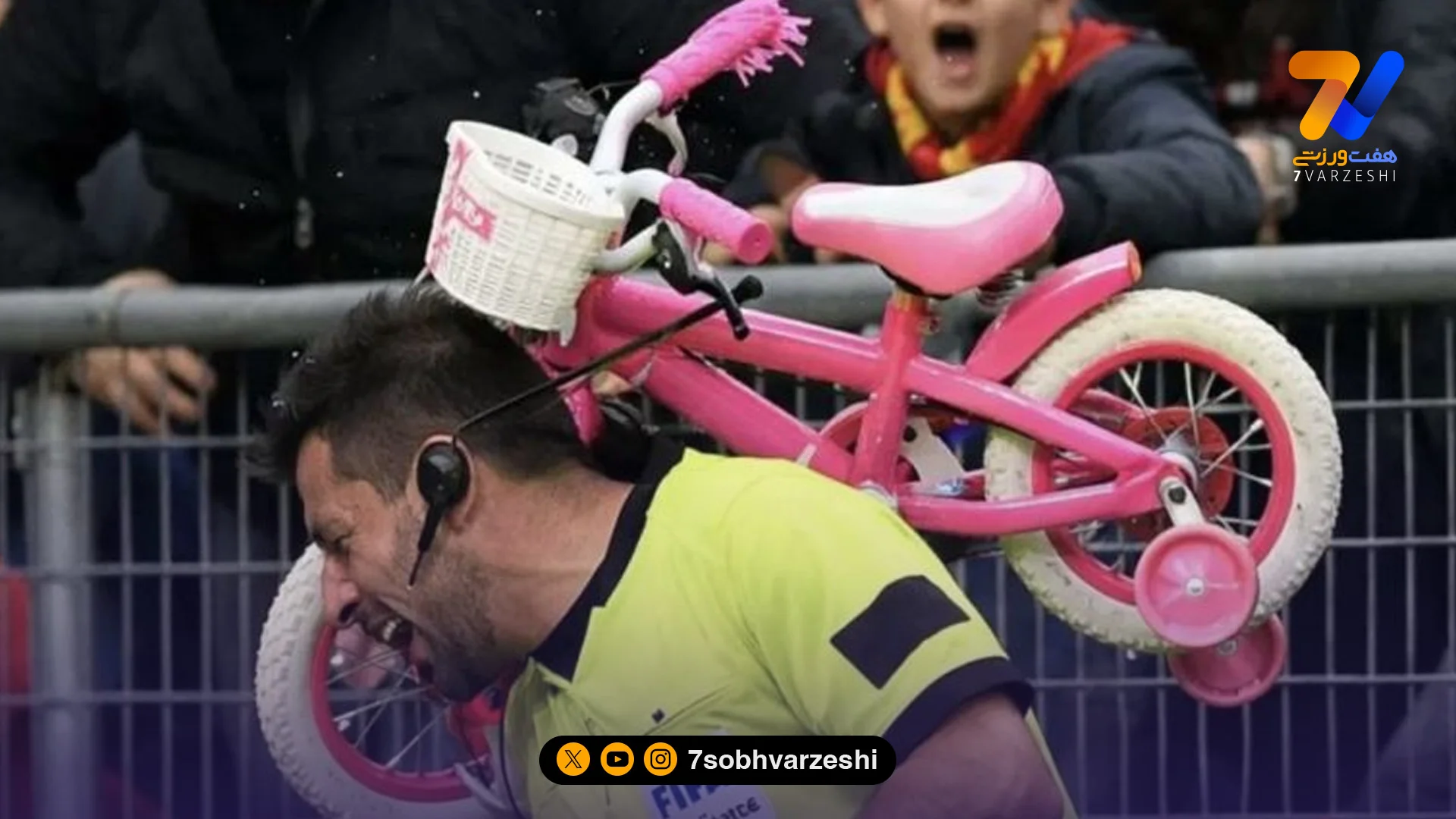 کمک‌داور لیگ ترکیه با پرتاب دوچرخه مصدوم شد - فوتبال