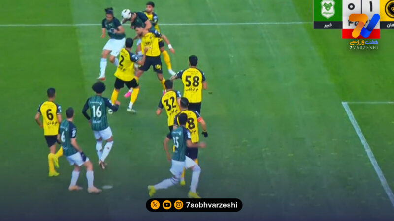 اعتراف داوران؛ ما هم دیدیم توپ به دست احسان حاج صفی خورد/ دلیل نادیده گرفتن پنالتی خیبر لو رفت!