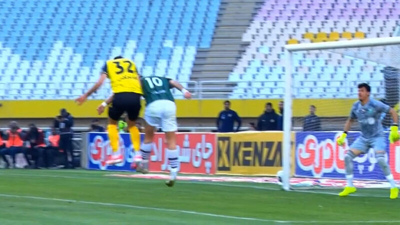 گل اول سپاهان به خیبر توسط محمدمهدی محبی