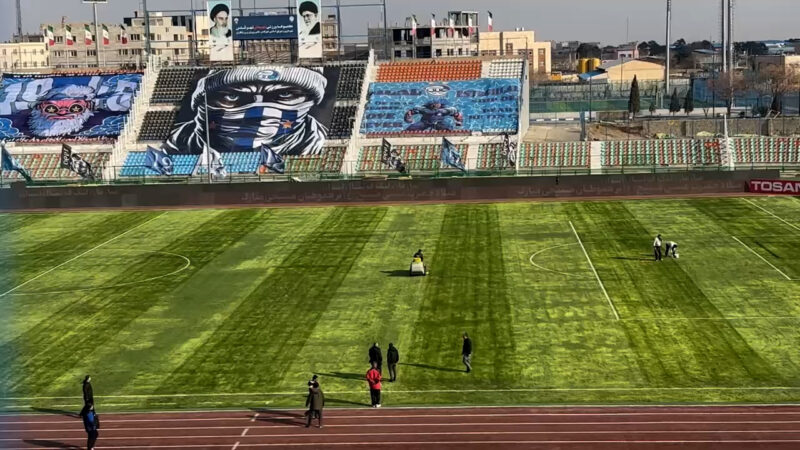 آماده سازی چمن ورزشگاه قلعه حسن خان کمتر از ۹۰ دقیقه قبل از آغاز بازی