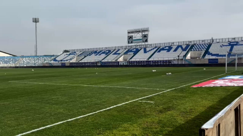 آب و هوای بارانی و وضعیت چمن ورزشگاه سیروس قایقران