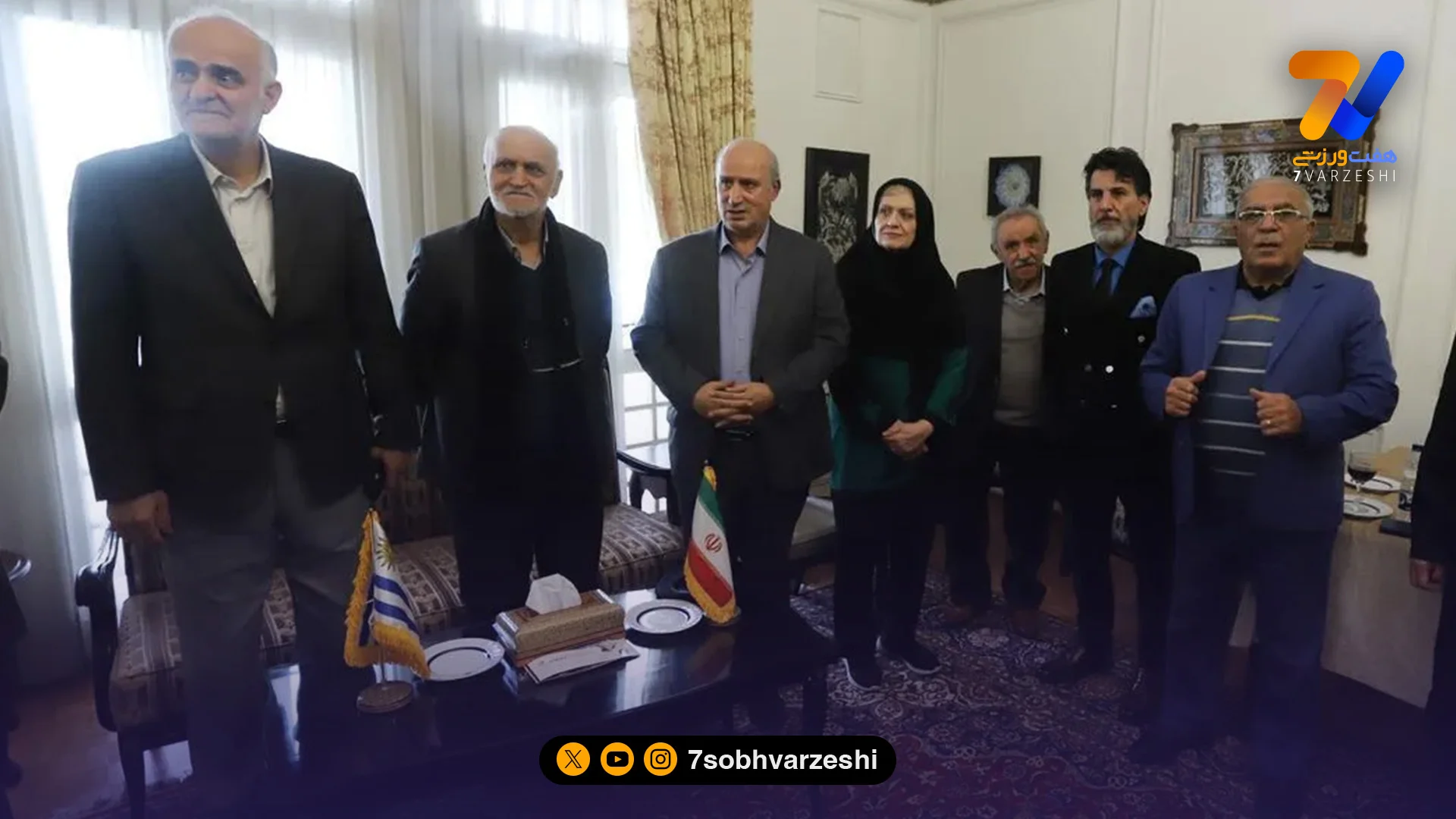 دیپلماسی فوتبالی در تهران؛ تاج و سفیر اروگوئه با پیراهن‌های ملی یادگاری گرفتند