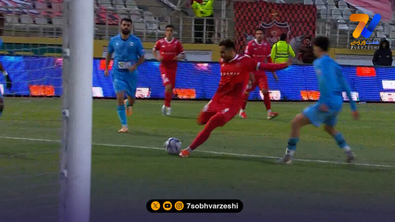 شوت دیدنی اورونوف به تیر دروازه چادرملو برخورد کرد