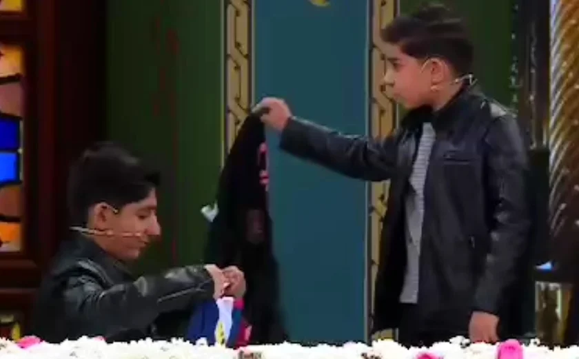 پاره کردن پیراهن مسی پس از اعلام حمایت از حملات آمریکا توسط بچه‌ها - فوتبال