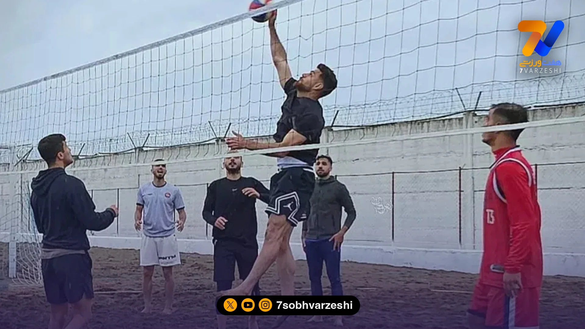ستاره های پرسپولیس تیم والیبال تشکیل دادند - فوتبال