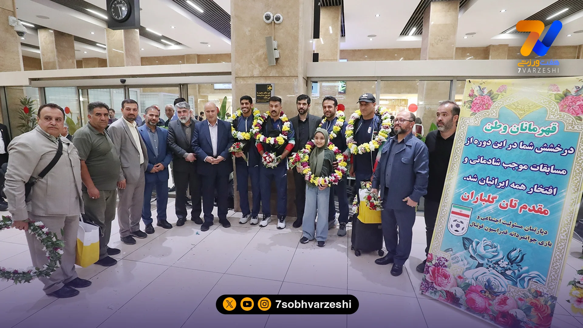 استقبال مهدی تاج از قهرمانان ساحلی ایران - فوتبال
